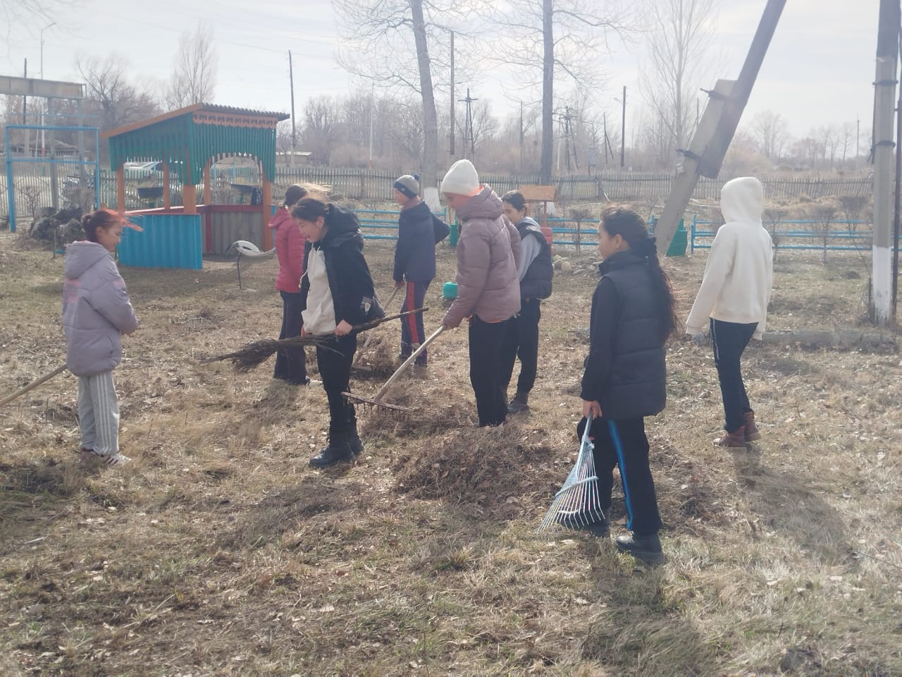 «Таза Қазақстан» Республикалық экологиялық акциясы шеңберінде мектеп ауласында ауқымды тазалық жұмыстары жүргізілді